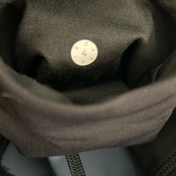 Lululemon Free Runner Crop Legging. Size 4 - Picture 7 of 8